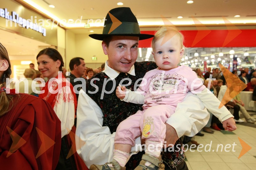 Član Folklornega društva Lovrenc na Pohorju in otrokFestival narodnozabavne glasbe v Europarku