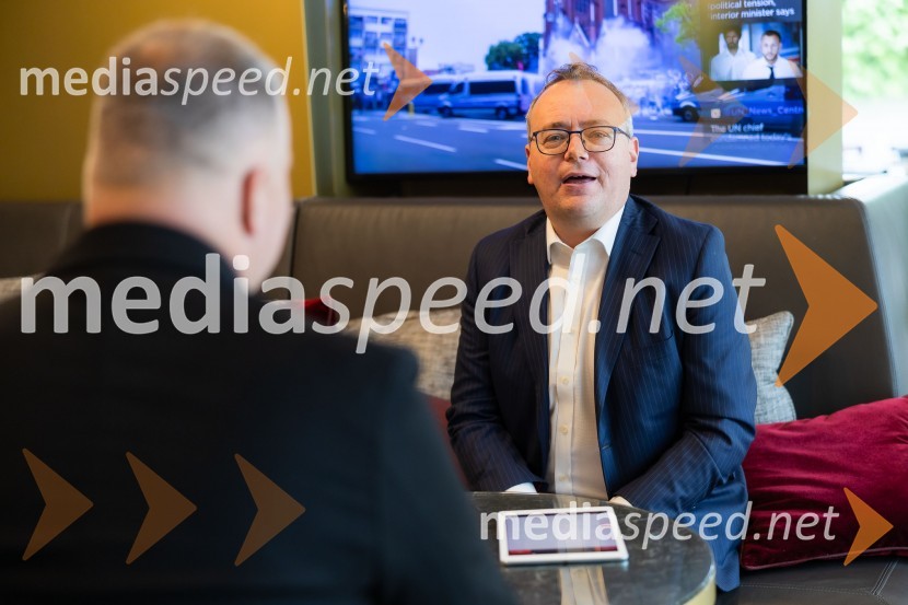  Troy Edwards, partner in so-vodja globalnega energetskega sektorja, A&O ShearmanČaj z razlogom na konferenci z naslovom Pospeševanje zelenega prehoda - priložnosti in financiranje