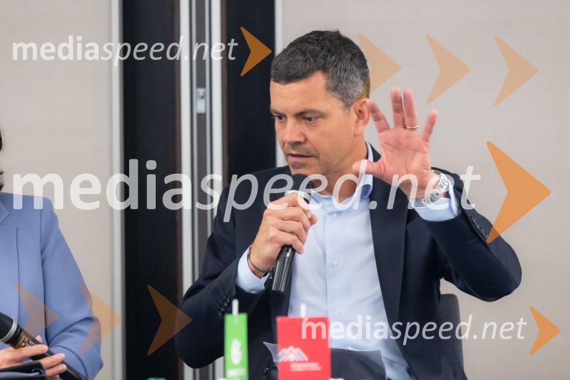  Luka Vesnaver, predsednik Britansko-slovenske gospodarske zbornice in partner v ION AdvisoryČaj z razlogom na konferenci z naslovom Pospeševanje zelenega prehoda - priložnosti in financiranje