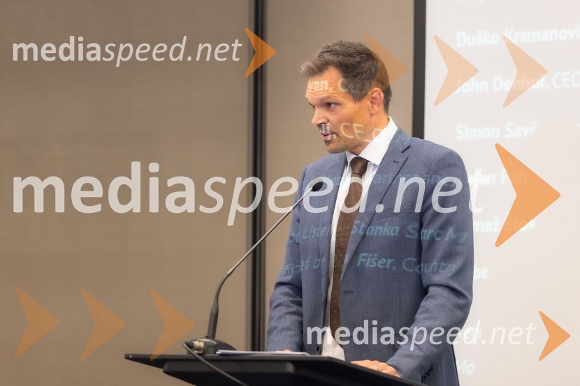  Žiga FIšer, Britansko-slovenska gospodarska zbornicaČaj z razlogom na konferenci z naslovom Pospeševanje zelenega prehoda - priložnosti in financiranje