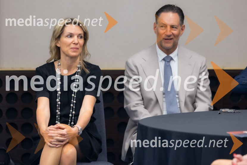  Barbara Uranjek, direktorica, Britansko-slovenska gospodarska zbornica;  John Denhof, direktor podjetja Subtle InsightsČaj z razlogom na konferenci z naslovom Pospeševanje zelenega prehoda - priložnosti in financiranje