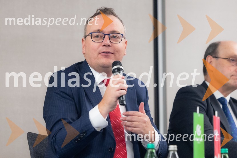  Troy Edwards, partner in so-vodja globalnega energetskega sektorja, A&O ShearmanČaj z razlogom na konferenci z naslovom Pospeševanje zelenega prehoda - priložnosti in financiranje