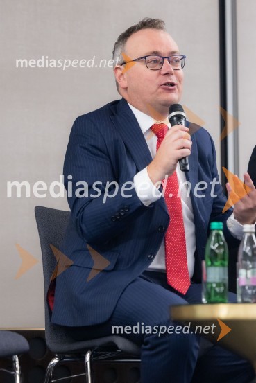  Troy Edwards, partner in so-vodja globalnega energetskega sektorja, A&O ShearmanČaj z razlogom na konferenci z naslovom Pospeševanje zelenega prehoda - priložnosti in financiranje