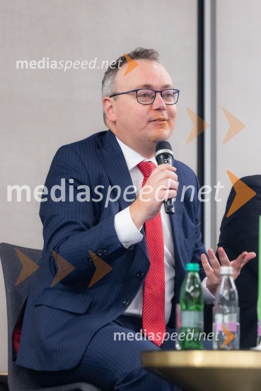  Troy Edwards, partner in so-vodja globalnega energetskega sektorja, A&O ShearmanČaj z razlogom na konferenci z naslovom Pospeševanje zelenega prehoda - priložnosti in financiranje