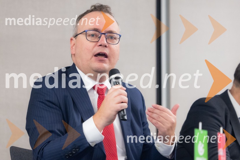  Troy Edwards, partner in so-vodja globalnega energetskega sektorja, A&O ShearmanČaj z razlogom na konferenci z naslovom Pospeševanje zelenega prehoda - priložnosti in financiranje