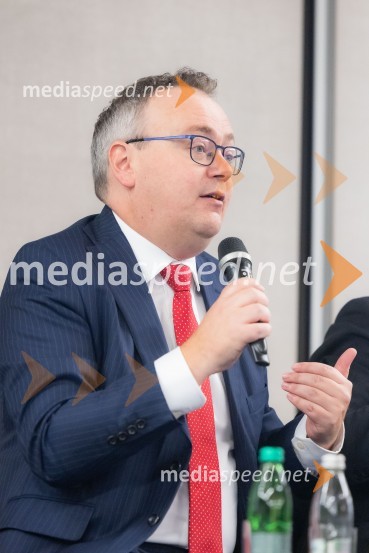 Troy Edwards, partner in so-vodja globalnega energetskega sektorja, A&O ShearmanČaj z razlogom na konferenci z naslovom Pospeševanje zelenega prehoda - priložnosti in financiranje