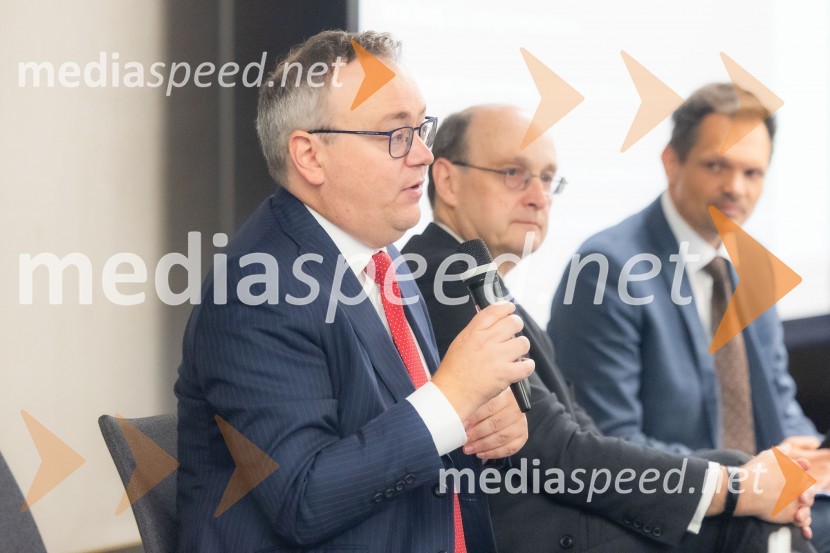  Troy Edwards, partner in so-vodja globalnega energetskega sektorja, A&O Shearman;  Huw Williams, UK Department for Energy Security and Net Zero;  Žiga FIšer, Britansko-slovenska gospodarska zbornicaČaj z razlogom na konferenci z naslovom Pospeševanje zelenega prehoda - priložnosti in financiranje