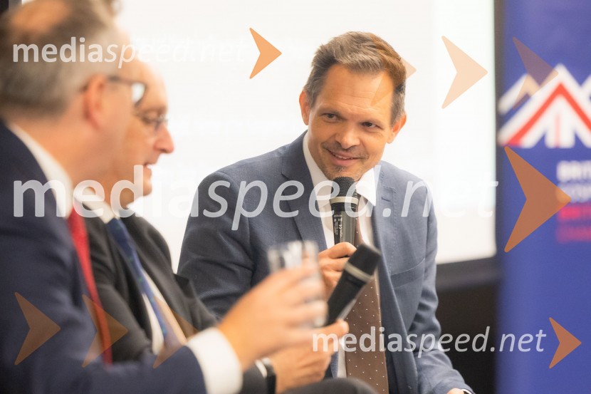  Žiga FIšer, Britansko-slovenska gospodarska zbornicaČaj z razlogom na konferenci z naslovom Pospeševanje zelenega prehoda - priložnosti in financiranje