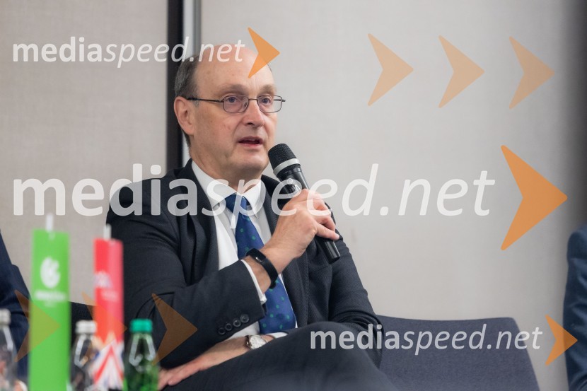  Huw Williams, UK Department for Energy Security and Net ZeroČaj z razlogom na konferenci z naslovom Pospeševanje zelenega prehoda - priložnosti in financiranje