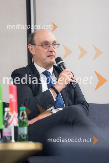  Huw Williams, UK Department for Energy Security and Net ZeroČaj z razlogom na konferenci z naslovom Pospeševanje zelenega prehoda - priložnosti in financiranje