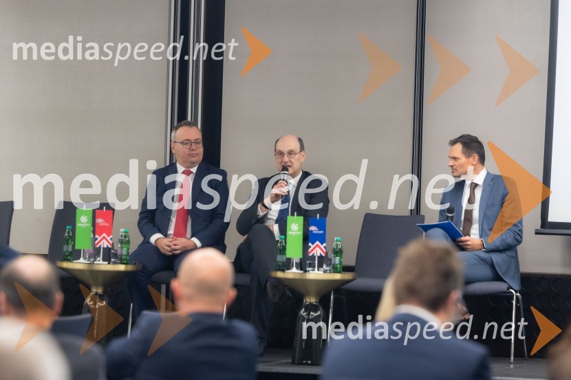  Troy Edwards, partner in so-vodja globalnega energetskega sektorja, A&O Shearman;  Huw Williams, UK Department for Energy Security and Net Zero;  Žiga FIšer, Britansko-slovenska gospodarska zbornicaČaj z razlogom na konferenci z naslovom Pospeševanje zelenega prehoda - priložnosti in financiranje
