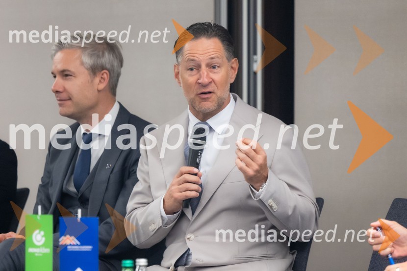 dr. Simon Savšek, vodja pisarne Skupine Evropske investicijske banke v Sloveniji;  John Denhof, direktor podjetja Subtle InsightsČaj z razlogom na konferenci z naslovom Pospeševanje zelenega prehoda - priložnosti in financiranje