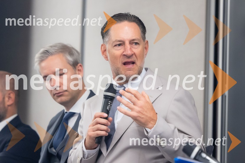 dr. Simon Savšek, vodja pisarne Skupine Evropske investicijske banke v Sloveniji;  John Denhof, direktor podjetja Subtle InsightsČaj z razlogom na konferenci z naslovom Pospeševanje zelenega prehoda - priložnosti in financiranje