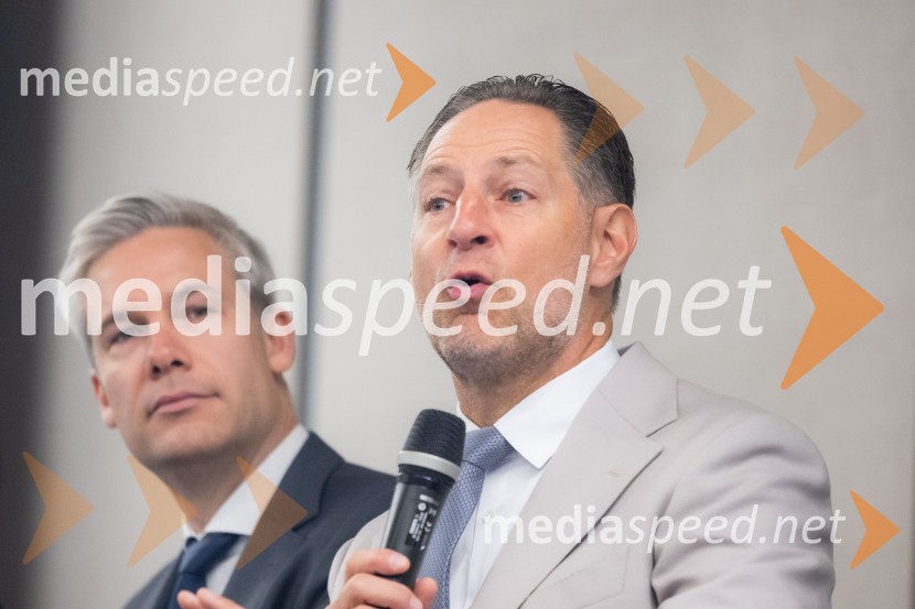 dr. Simon Savšek, vodja pisarne Skupine Evropske investicijske banke v Sloveniji;  John Denhof, direktor podjetja Subtle InsightsČaj z razlogom na konferenci z naslovom Pospeševanje zelenega prehoda - priložnosti in financiranje