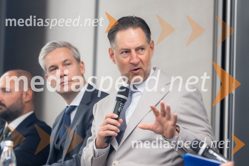 dr. Simon Savšek, vodja pisarne Skupine Evropske investicijske banke v Sloveniji;  John Denhof, direktor podjetja Subtle InsightsČaj z razlogom na konferenci z naslovom Pospeševanje zelenega prehoda - priložnosti in financiranje