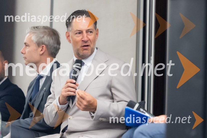 dr. Simon Savšek, vodja pisarne Skupine Evropske investicijske banke v Sloveniji;  John Denhof, direktor podjetja Subtle InsightsČaj z razlogom na konferenci z naslovom Pospeševanje zelenega prehoda - priložnosti in financiranje