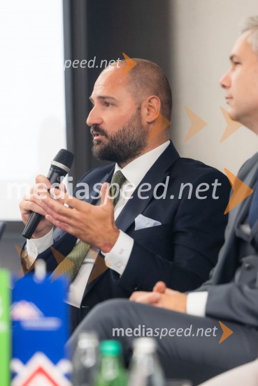  Duško Krsmanović, vodja za Srednjo in Vzhodno Evropo ter Balkan, UK Export FinanceČaj z razlogom na konferenci z naslovom Pospeševanje zelenega prehoda - priložnosti in financiranje