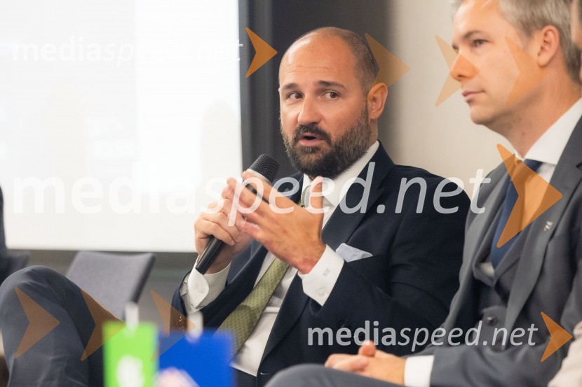  Duško Krsmanović, vodja za Srednjo in Vzhodno Evropo ter Balkan, UK Export Finance; dr. Simon Savšek, vodja pisarne Skupine Evropske investicijske banke v SlovenijiČaj z razlogom na konferenci z naslovom Pospeševanje zelenega prehoda - priložnosti in financiranje