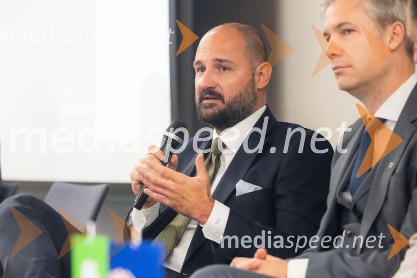  Duško Krsmanović, vodja za Srednjo in Vzhodno Evropo ter Balkan, UK Export Finance; dr. Simon Savšek, vodja pisarne Skupine Evropske investicijske banke v SlovenijiČaj z razlogom na konferenci z naslovom Pospeševanje zelenega prehoda - priložnosti in financiranje