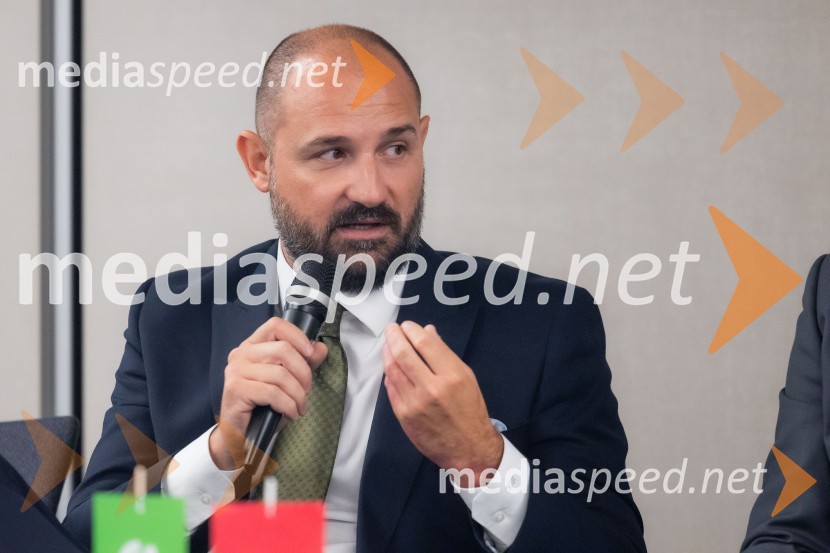  Duško Krsmanović, vodja za Srednjo in Vzhodno Evropo ter Balkan, UK Export FinanceČaj z razlogom na konferenci z naslovom Pospeševanje zelenega prehoda - priložnosti in financiranje