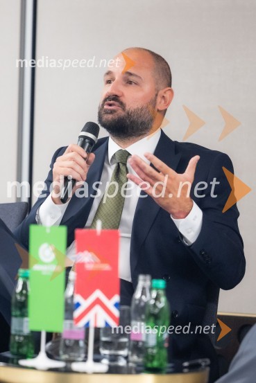  Duško Krsmanović, vodja za Srednjo in Vzhodno Evropo ter Balkan, UK Export FinanceČaj z razlogom na konferenci z naslovom Pospeševanje zelenega prehoda - priložnosti in financiranje