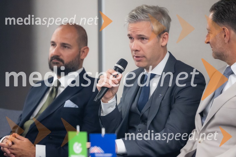  Duško Krsmanović, vodja za Srednjo in Vzhodno Evropo ter Balkan, UK Export Finance; dr. Simon Savšek, vodja pisarne Skupine Evropske investicijske banke v Sloveniji;  John Denhof, direktor podjetja Subtle InsightsČaj z razlogom na konferenci z naslovom Pospeševanje zelenega prehoda - priložnosti in financiranje