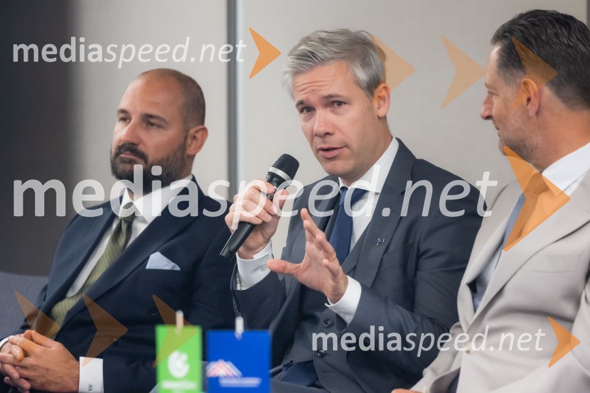  Duško Krsmanović, vodja za Srednjo in Vzhodno Evropo ter Balkan, UK Export Finance; dr. Simon Savšek, vodja pisarne Skupine Evropske investicijske banke v Sloveniji;  John Denhof, direktor podjetja Subtle InsightsČaj z razlogom na konferenci z naslovom Pospeševanje zelenega prehoda - priložnosti in financiranje