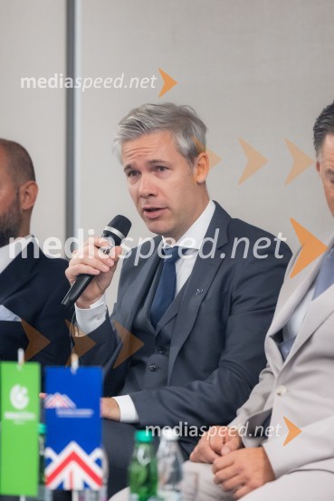 dr. Simon Savšek, vodja pisarne Skupine Evropske investicijske banke v SlovenijiČaj z razlogom na konferenci z naslovom Pospeševanje zelenega prehoda - priložnosti in financiranje