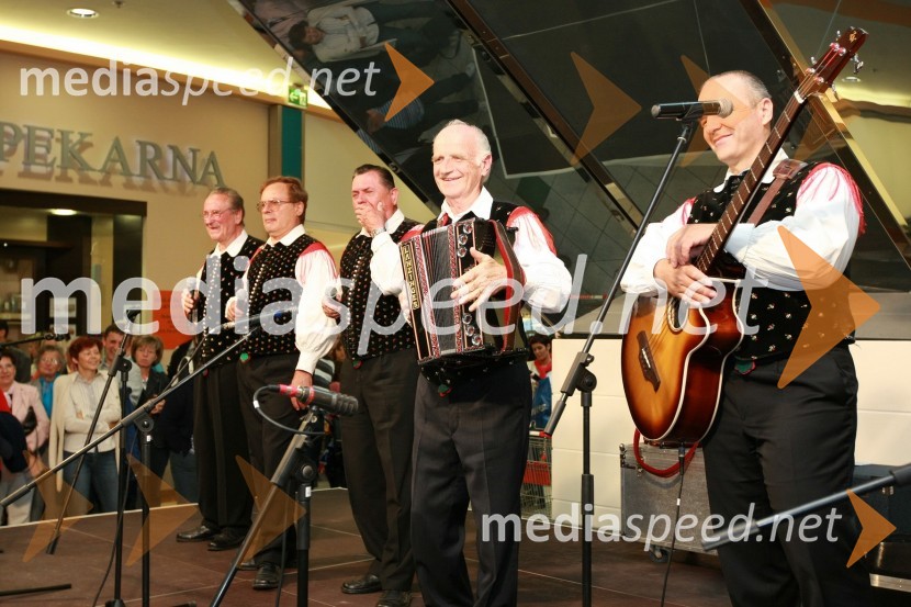 Ansambel Lojzeta Slaka in Fantje s PraprotnaFestival narodnozabavne glasbe v Europarku