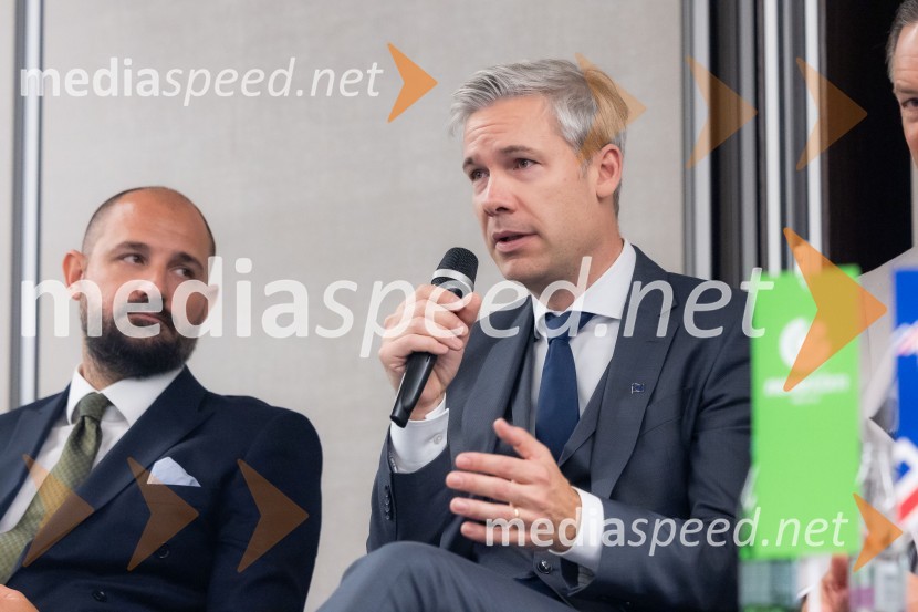  Duško Krsmanović, vodja za Srednjo in Vzhodno Evropo ter Balkan, UK Export Finance; dr. Simon Savšek, vodja pisarne Skupine Evropske investicijske banke v SlovenijiČaj z razlogom na konferenci z naslovom Pospeševanje zelenega prehoda - priložnosti in financiranje