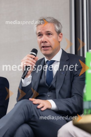 dr. Simon Savšek, vodja pisarne Skupine Evropske investicijske banke v SlovenijiČaj z razlogom na konferenci z naslovom Pospeševanje zelenega prehoda - priložnosti in financiranje