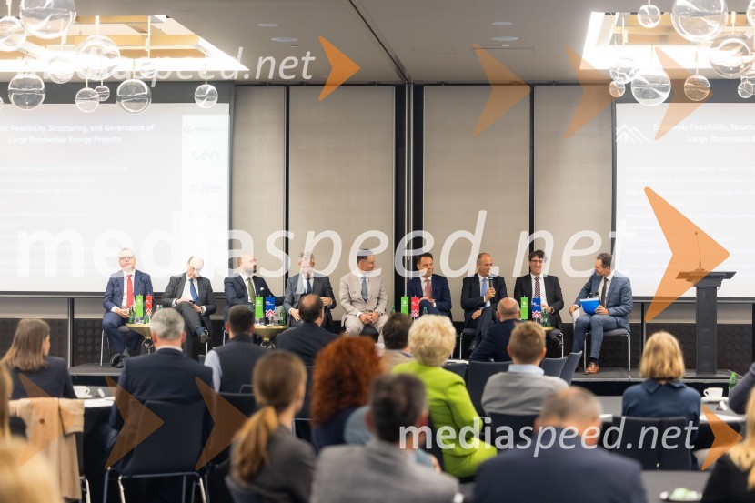  Troy Edwards, partner in so-vodja globalnega energetskega sektorja, A&O Shearman;  Huw Williams, UK Department for Energy Security and Net Zero;  Duško Krsmanović, vodja za Srednjo in Vzhodno Evropo ter Balkan, UK Export Finance; dr. Simon Savšek, vodja pisarne Skupine Evropske investicijske banke v Sloveniji;  John Denhof, direktor podjetja Subtle Insights;  Robert Prelesnik, partner, odvetniška pisarna Rojs, Peljhan, Prelesnik & partnerji;  Tomaž Štokelj, generalni direktor, Holding Slovenske elektrarne;  Dejan Paravan, direktor, GEN Energija;  Žiga FIšer, Britansko-slovenska gospodarska zbornicaČaj z razlogom na konferenci z naslovom Pospeševanje zelenega prehoda - priložnosti in financiranje