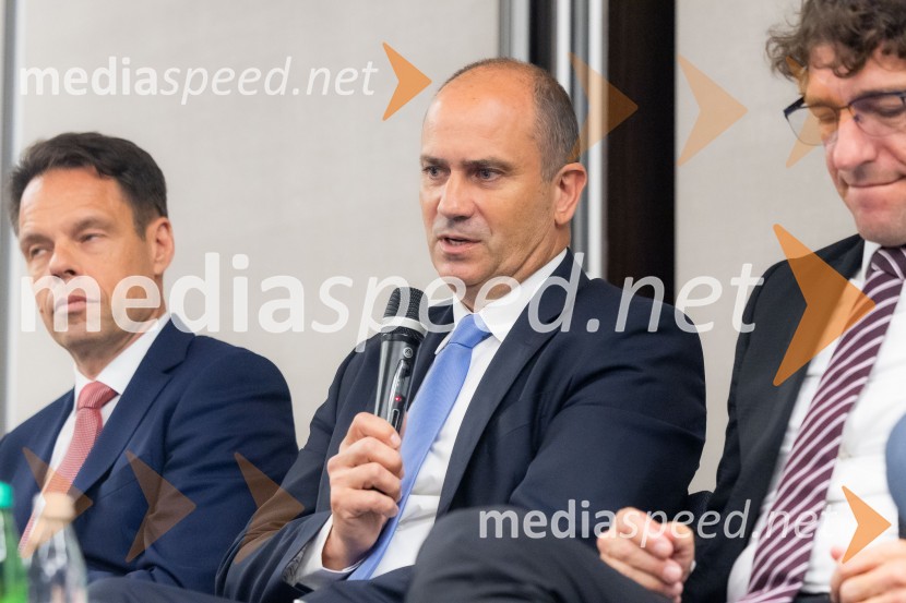  Robert Prelesnik, partner, odvetniška pisarna Rojs, Peljhan, Prelesnik & partnerji;  Tomaž Štokelj, generalni direktor, Holding Slovenske elektrarne;  Dejan Paravan, direktor, GEN EnergijaČaj z razlogom na konferenci z naslovom Pospeševanje zelenega prehoda - priložnosti in financiranje