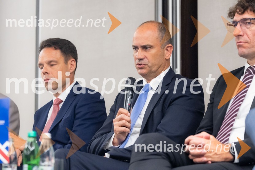  Robert Prelesnik, partner, odvetniška pisarna Rojs, Peljhan, Prelesnik & partnerji;  Tomaž Štokelj, generalni direktor, Holding Slovenske elektrarne;  Dejan Paravan, direktor, GEN EnergijaČaj z razlogom na konferenci z naslovom Pospeševanje zelenega prehoda - priložnosti in financiranje