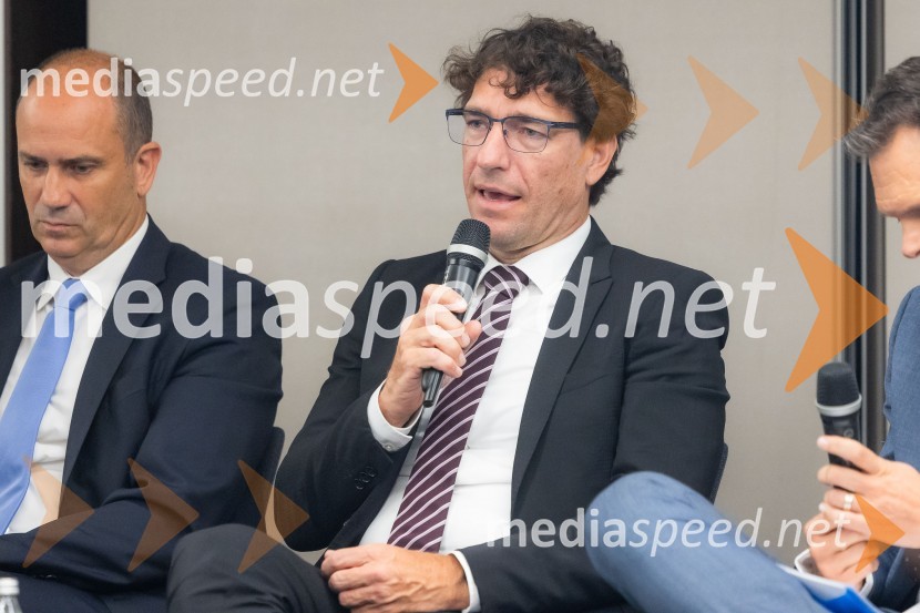  Tomaž Štokelj, generalni direktor, Holding Slovenske elektrarne;  Dejan Paravan, direktor, GEN EnergijaČaj z razlogom na konferenci z naslovom Pospeševanje zelenega prehoda - priložnosti in financiranje