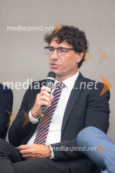  Dejan Paravan, direktor, GEN EnergijaČaj z razlogom na konferenci z naslovom Pospeševanje zelenega prehoda - priložnosti in financiranje