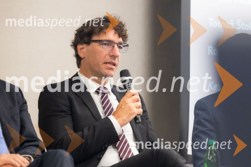  Dejan Paravan, direktor, GEN EnergijaČaj z razlogom na konferenci z naslovom Pospeševanje zelenega prehoda - priložnosti in financiranje