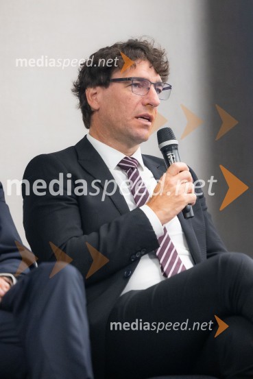  Dejan Paravan, direktor, GEN EnergijaČaj z razlogom na konferenci z naslovom Pospeševanje zelenega prehoda - priložnosti in financiranje