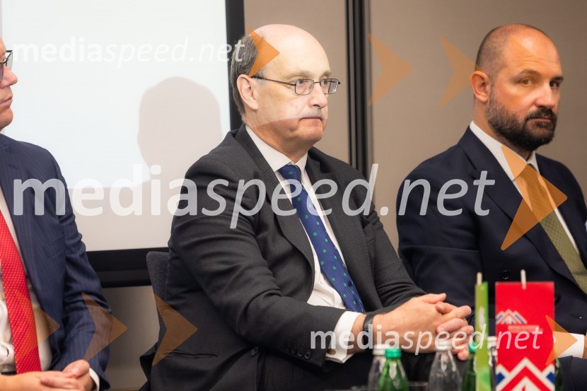  Huw Williams, UK Department for Energy Security and Net Zero;  Duško Krsmanović, vodja za Srednjo in Vzhodno Evropo ter Balkan, UK Export FinanceČaj z razlogom na konferenci z naslovom Pospeševanje zelenega prehoda - priložnosti in financiranje