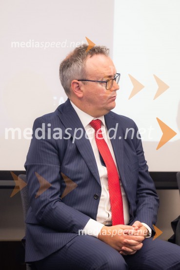 Troy Edwards, partner in so-vodja globalnega energetskega sektorja, A&O ShearmanČaj z razlogom na konferenci z naslovom Pospeševanje zelenega prehoda - priložnosti in financiranje