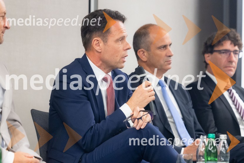  Robert Prelesnik, partner, odvetniška pisarna Rojs, Peljhan, Prelesnik & partnerji;  Tomaž Štokelj, generalni direktor, Holding Slovenske elektrarne;  Dejan Paravan, direktor, GEN EnergijaČaj z razlogom na konferenci z naslovom Pospeševanje zelenega prehoda - priložnosti in financiranje