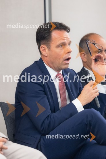  Robert Prelesnik, partner, odvetniška pisarna Rojs, Peljhan, Prelesnik & partnerjiČaj z razlogom na konferenci z naslovom Pospeševanje zelenega prehoda - priložnosti in financiranje