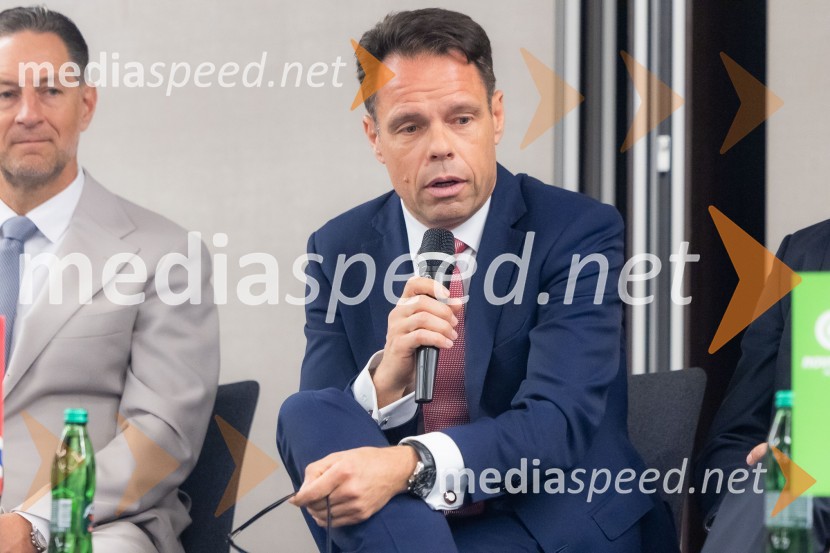  John Denhof, direktor podjetja Subtle Insights;  Robert Prelesnik, partner, odvetniška pisarna Rojs, Peljhan, Prelesnik & partnerjiČaj z razlogom na konferenci z naslovom Pospeševanje zelenega prehoda - priložnosti in financiranje