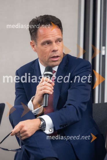  Robert Prelesnik, partner, odvetniška pisarna Rojs, Peljhan, Prelesnik & partnerjiČaj z razlogom na konferenci z naslovom Pospeševanje zelenega prehoda - priložnosti in financiranje