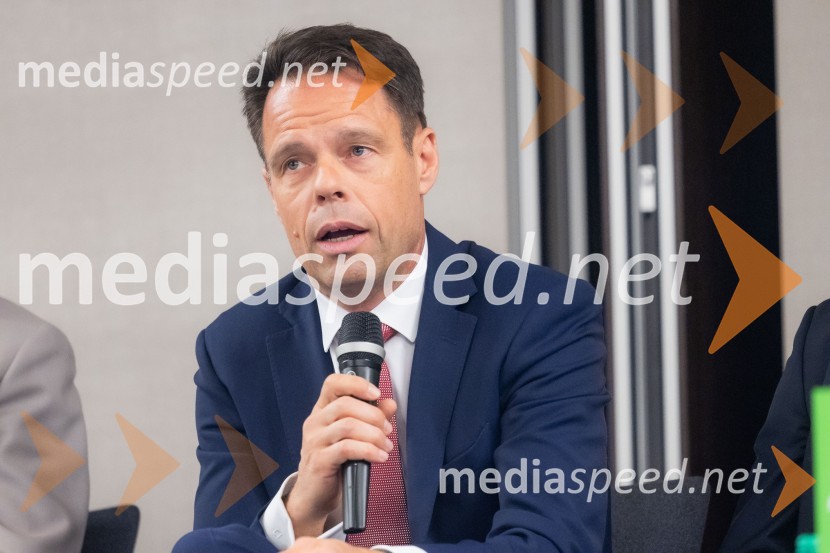  Robert Prelesnik, partner, odvetniška pisarna Rojs, Peljhan, Prelesnik & partnerjiČaj z razlogom na konferenci z naslovom Pospeševanje zelenega prehoda - priložnosti in financiranje