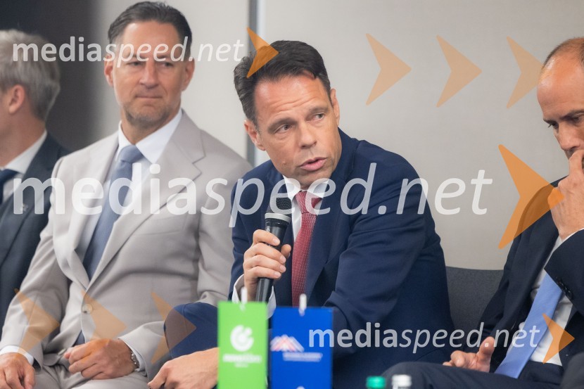  John Denhof, direktor podjetja Subtle Insights;  Robert Prelesnik, partner, odvetniška pisarna Rojs, Peljhan, Prelesnik & partnerjiČaj z razlogom na konferenci z naslovom Pospeševanje zelenega prehoda - priložnosti in financiranje