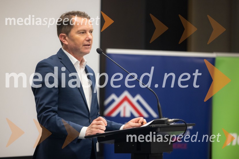  Tomaž Orešič, podpredsednik skupine ResaltaČaj z razlogom na konferenci z naslovom Pospeševanje zelenega prehoda - priložnosti in financiranje