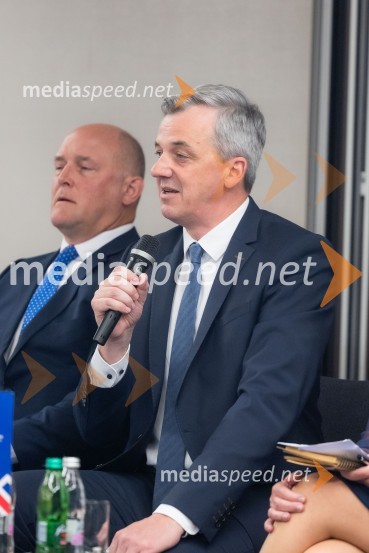  Daniel Dean, predsednik strateške svetovalne skupine, Mednarodna banka za jedrsko infrastrukturo;  Danijel Levičar, državni sekretar za nacionalni jedrski program, Kabinet predsednika Vlade Republike SlovenijeČaj z razlogom na konferenci z naslovom Pospeševanje zelenega prehoda - priložnosti in financiranje