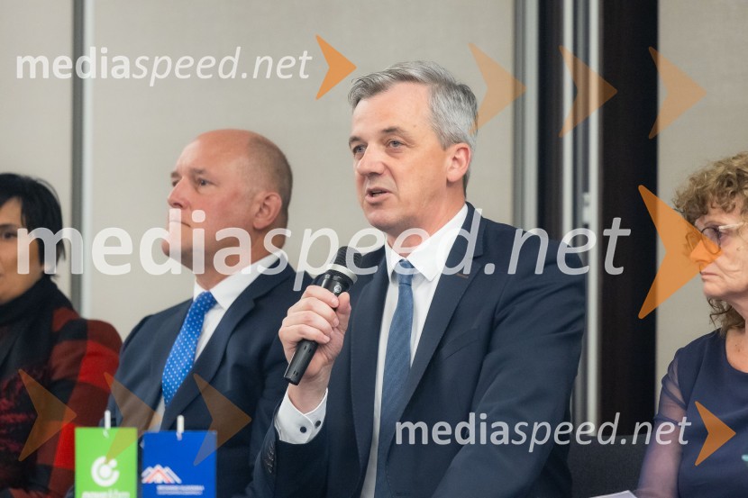  Daniel Dean, predsednik strateške svetovalne skupine, Mednarodna banka za jedrsko infrastrukturo;  Danijel Levičar, državni sekretar za nacionalni jedrski program, Kabinet predsednika Vlade Republike SlovenijeČaj z razlogom na konferenci z naslovom Pospeševanje zelenega prehoda - priložnosti in financiranje