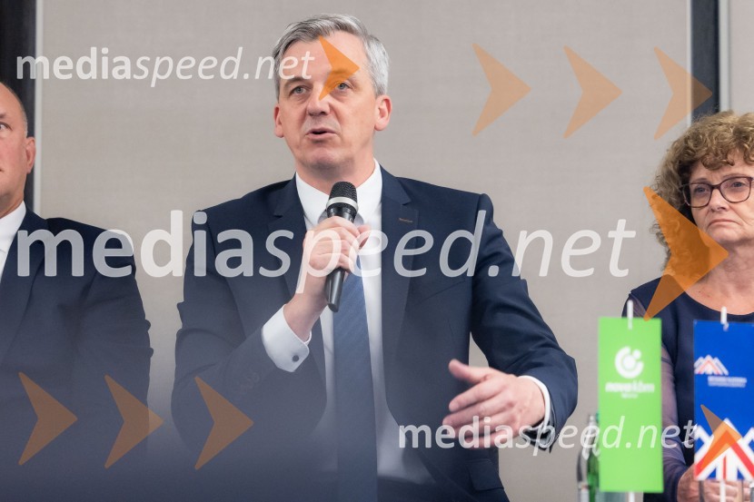  Danijel Levičar, državni sekretar za nacionalni jedrski program, Kabinet predsednika Vlade Republike SlovenijeČaj z razlogom na konferenci z naslovom Pospeševanje zelenega prehoda - priložnosti in financiranje